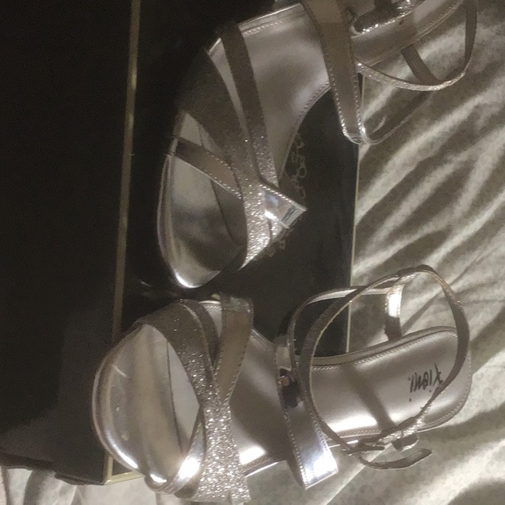 Silver dress shoe 2’ heel worn once good condition no returns